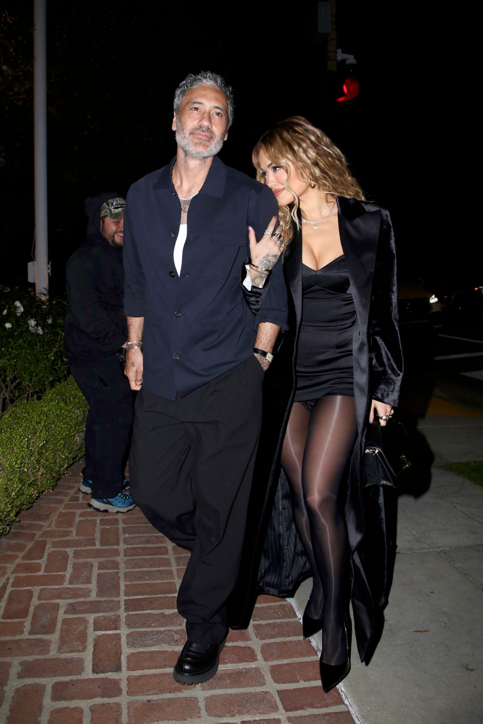 На День рождения к Леонарду ДиКаприо дамы надели очень коротенькие юбочки, а его подружка драные грязные джинсы. Топ фото с вечеринки по случаю Дня рождения Леонардо ДиКаприо